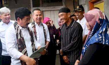 Bey Machmudin Dampingi Menteri ATR Bagikan Sertifikat Tanah Door to Door di Tasikmalaya