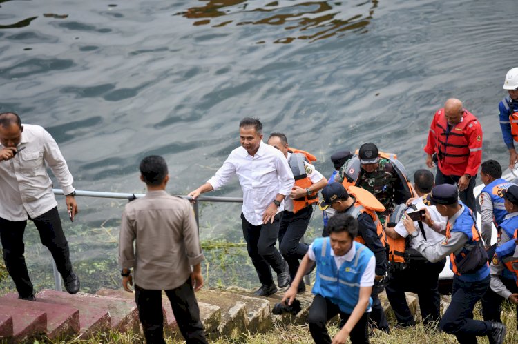 Bey Machmudin Pantau Penertiban Keramba Jaring Apung di Kawasan Waduk Cirata