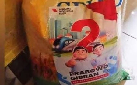 Viral Beras Bulog Dipasang Stiker Paslon Capres