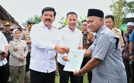 Bey Machmudin Dampingi Menteri Hadi Tjahjanto Bagikan Sertifikat Tanah Program PTSL di Bogor