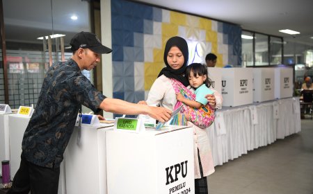 Diguyur Hujan, Warga Jabar Tetap Antusias Mencoblos