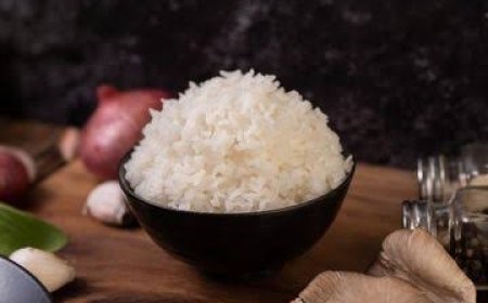Mengapa Orang Indonesia Ketergantungan Makan Nasi?