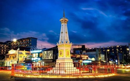 Viral! Salat Menghadap ke Tugu Jogja