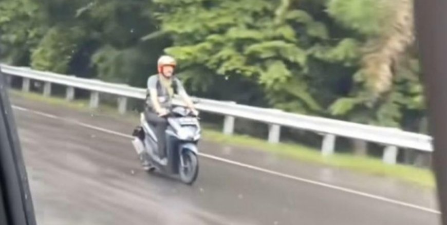 Bule Naik Motor Nyasar Masuk Tol