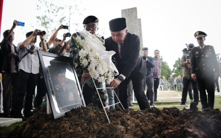 Bey Macmudin menjadi Irup Pada Upacara Pemakaman Solihin GP