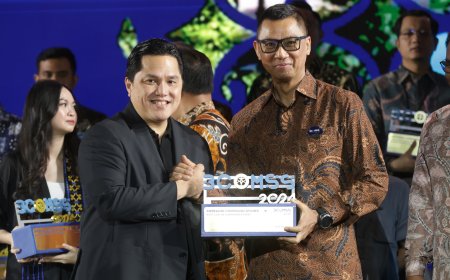 Bos PLN Raih Best CEO of Communications dari Menteri BUMN di Ajang BCOMSS 2024