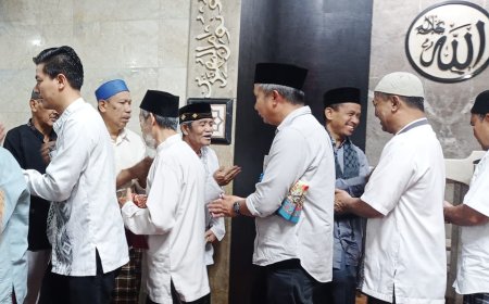 Penjabat Gubernur Jabar Tarawih di Masjid Tertua di Bandung