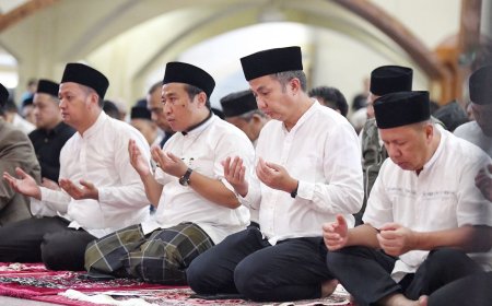 Tarawih Keliling di Pusdai, Bey Serahkan Santunan kepada Duafa dan Marbut