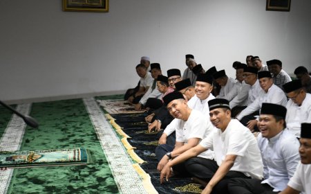Penjabat Gubernur Bey Machmudin Tarling di Masjid Al Mizan Kejati Jabar