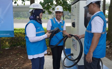 GM PLN Jabar Inspeksi SPKLU di Hari Pertama Mudik Lebaran 2024 dan Ajak Update Aplikasi PLN Mobile