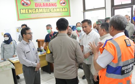 Bey Machmudin Jenguk Korban Kecelakaan Tol Japek di RSUD Karawang