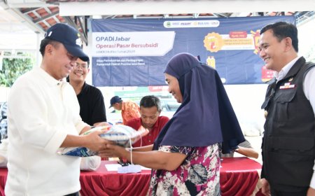 Sekda Herman Suryatman Bagikan Beras OPADI di Majalengka
