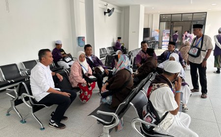 Bey Machmudin Terjun Langsung Atasi Keluhan Jemaah Haji di Embarkasi Bekasi