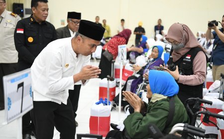 Bey Machmudin Lepas Keberangkatan Jemaah Haji Kloter Pertama Embarkasi Jakarta-Bekasi