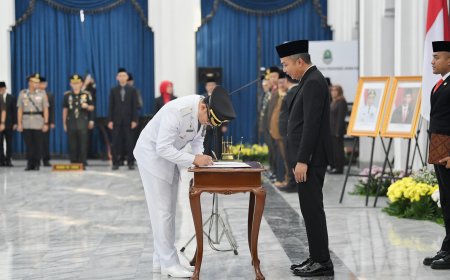 Lantik Pj Bupati Cirebon, Bey Machmudin: Layani Masyarakat dengan Penuh Dedikasi dan Tanpa Pamrih
