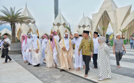 Bey Machmudin Sambut Wamen Kerajaan Arab Saudi di Masjid Raya Al Jabbar