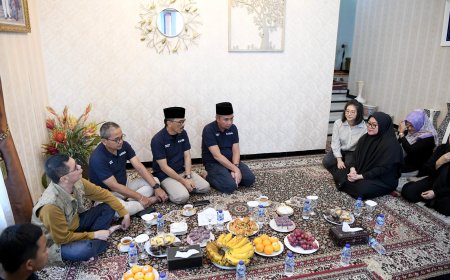 Bey Machmudin Takziah ke Rumah Duka Acep Purnama