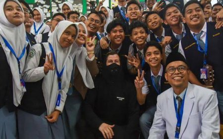 Alan Walker Temui Guru Viral di Medan