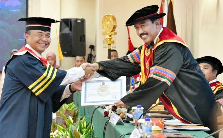 Sekda Herman Suryatman Raih Gelar Doktor Ilmu Pemerintahan dari IPDN