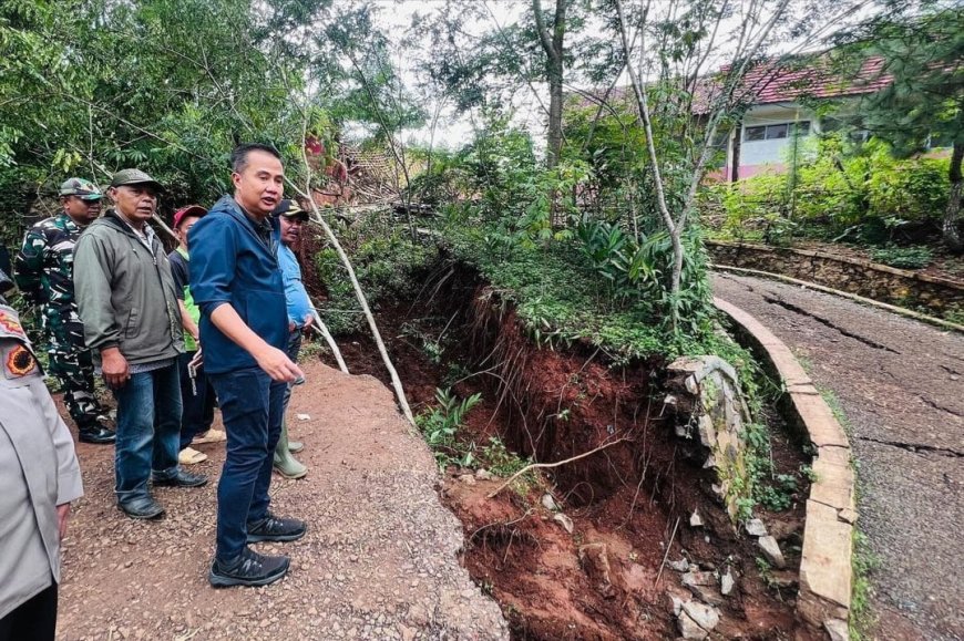 Pj Gubernur Jabar Minta Bandung Barat Dittapkan Status Tanggap Darurat Akibat Longsor di Gunung Halu