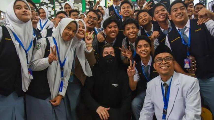 Alan Walker Temui Guru Viral di Medan