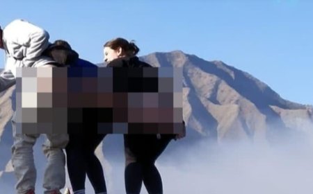 Viral, Bule Berfoto Pamer Pantat di Bromo