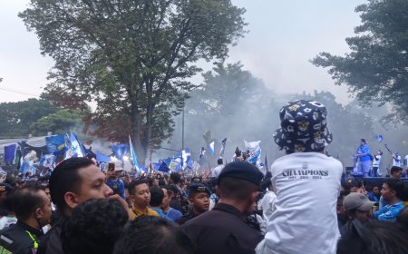 Bey Ungkap Peran Bobotoh Atas Gelar Juara Persib Bandung