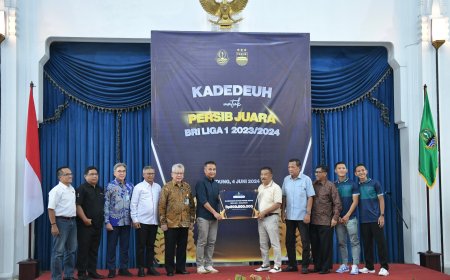 Persib Bandung Terima Bonus Prestasi Rp500 Juta