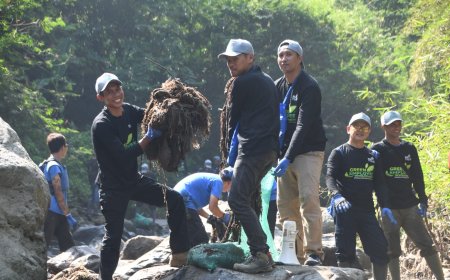 1,4 Ton Sampah Berhasil Diangkat dari Sungai Cikapundung Bandung