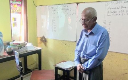 Inspiratif! Guru Ini Ajarkan Matematika Lewat Life TikTok di Usia 78 Tahun