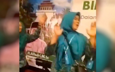 Viral Ibu-ibu PKK Siak Kompak Joget Sambil Nyawer saat Studi Banding di Bandung