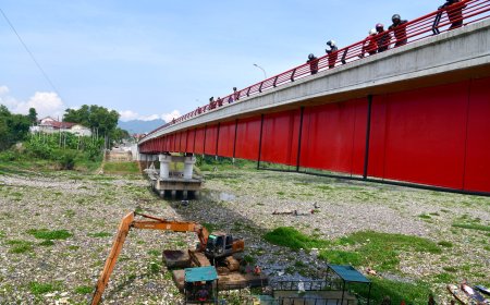 Alat Berat Diterjunkan untuk Percepat Proses Penanganan Sampah di Jembatan Babakan Sapan Batujajar