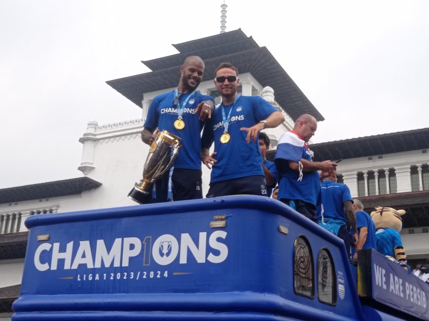 Persib Bandung Naik Bus Bandros