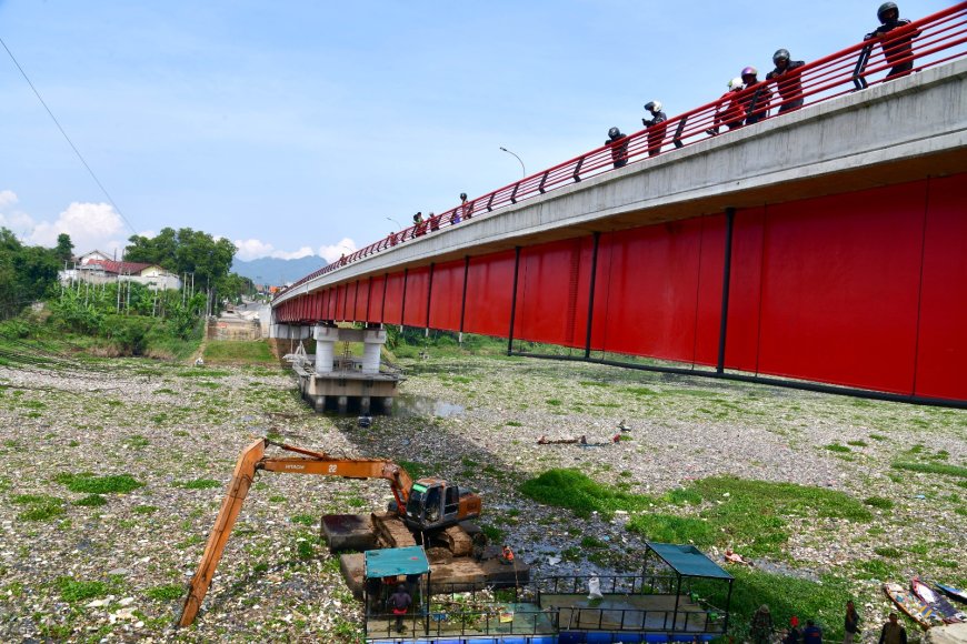 Alat Berat Diterjunkan untuk Percepat Proses Penanganan Sampah di Jembatan Babakan Sapan Batujajar