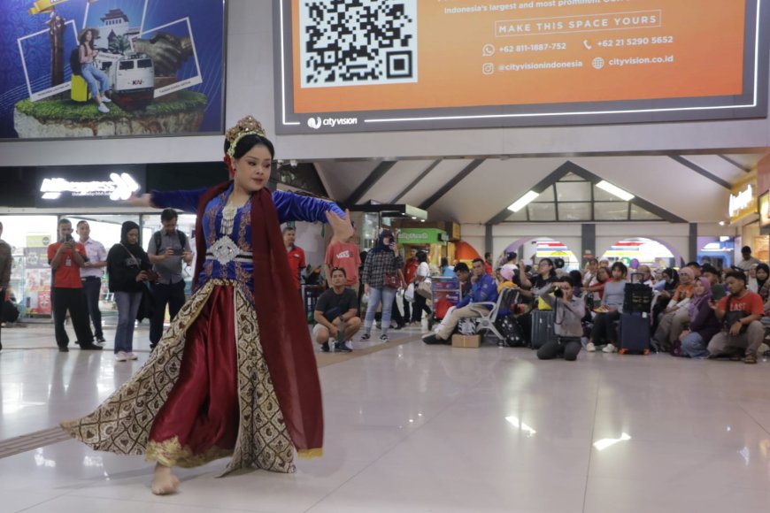 Saat Fronliner KAI Daop 2 Bandung Unjuk Kebolehan Tari dan Bermusik di Stasiun Bandung