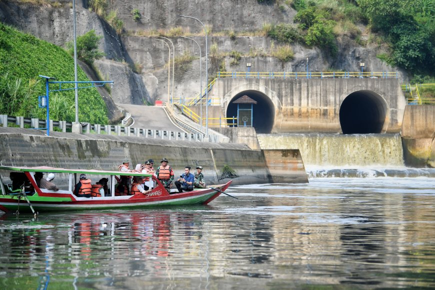 Pembersihan Sampah di Kawasan Jembatan Babakan Sapan Tuntas