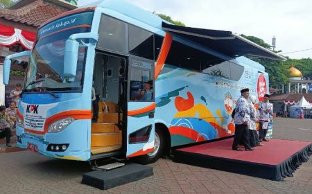 Bus KPK Sambangi Gedung Sate, Ada Apa?