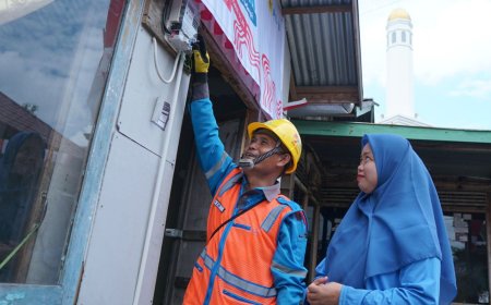 Rayakan HUT RI Ke-79, Donasi Pegawai PLN Nyalakan 7.357 Listrik Gratis bagi Keluarga Kurang Mampu