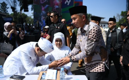 37 Pasangan Pengantin Nikah Massal di Ajang West Java Festival 2024