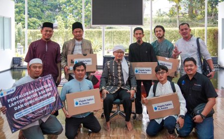 XL Axiata Donasi Laptop untuk Guru Honorer dan Ustadz di Bandung Barat
