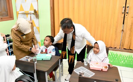 Sekda Jabar Cek Langsung Uji Coba Program Makan Siang Bergizi Siswa SD di Sumedang, Hasilnya...