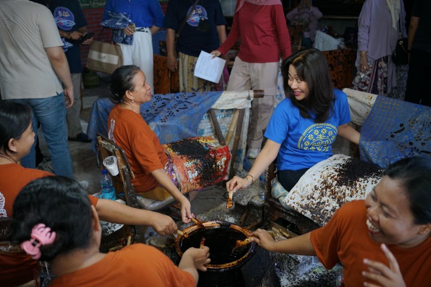 Pengrajin dan Pengusaha Batik Cirebon Bikin Motif Batik OREO