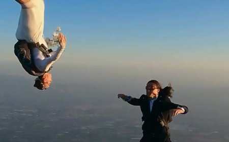 Unik, Pasangan Atlet Skydiving Rayakan Pernikahan di Ketinggian 10 Ribu Kaki