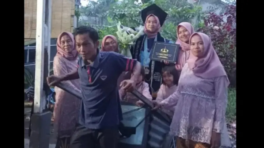 Usai Lulus Kuliah di Kampus Mahal, Ayah Ajak Putrinya Naik Gerobak Sampah