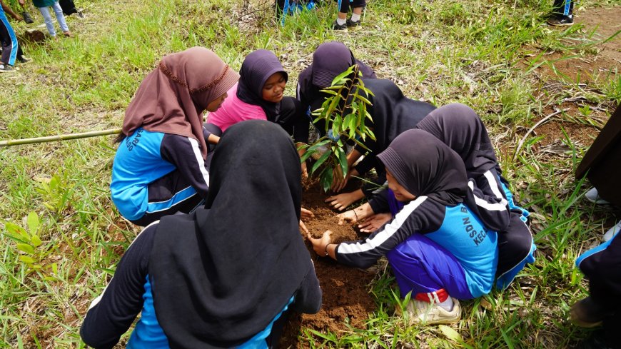 Edukasi Generasi Muda, PLN Rehabilitas Lahan Kritis DAS Desa Cimungkal