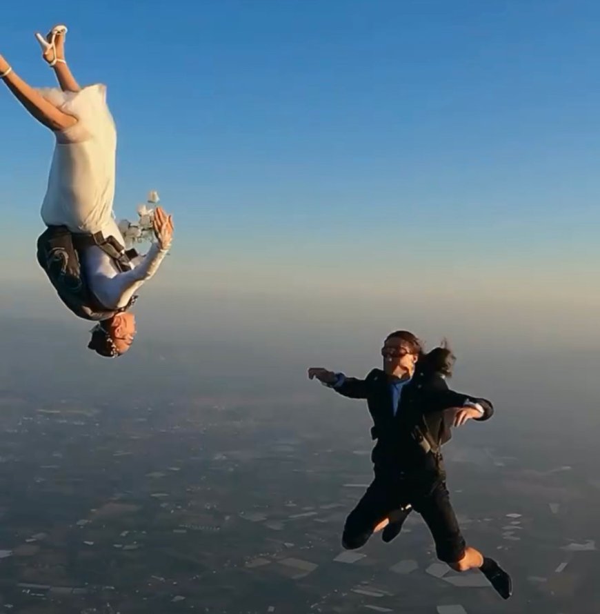 Unik, Pasangan Atlet Skydiving Rayakan Pernikahan di Ketinggian 10 Ribu Kaki