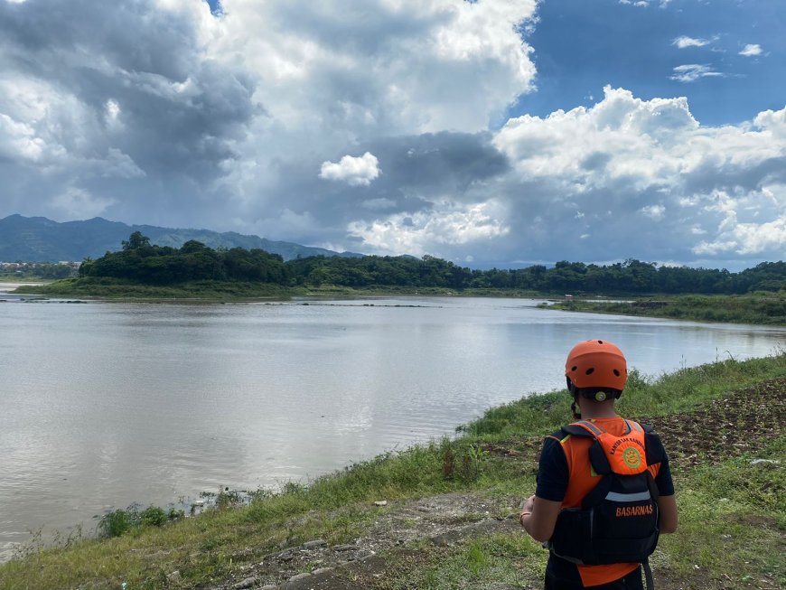 Pria Terjatuh di Sungai Citarum, Tim SAR Gabungan Lakukan Pencarian Intensif