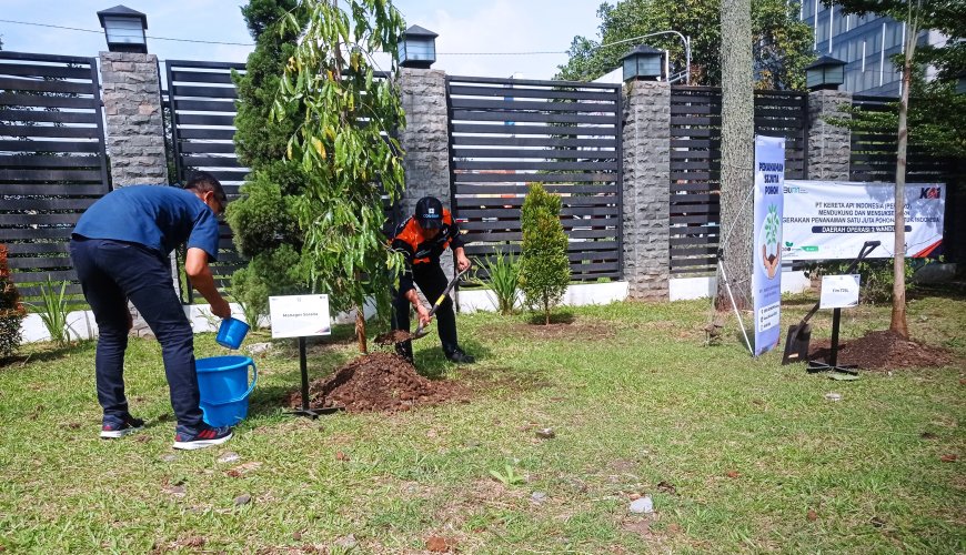 KAI Daop 2 Bandung Tanam 100 Pohon, Sukseskan Gerakan 1 Juta Pohon