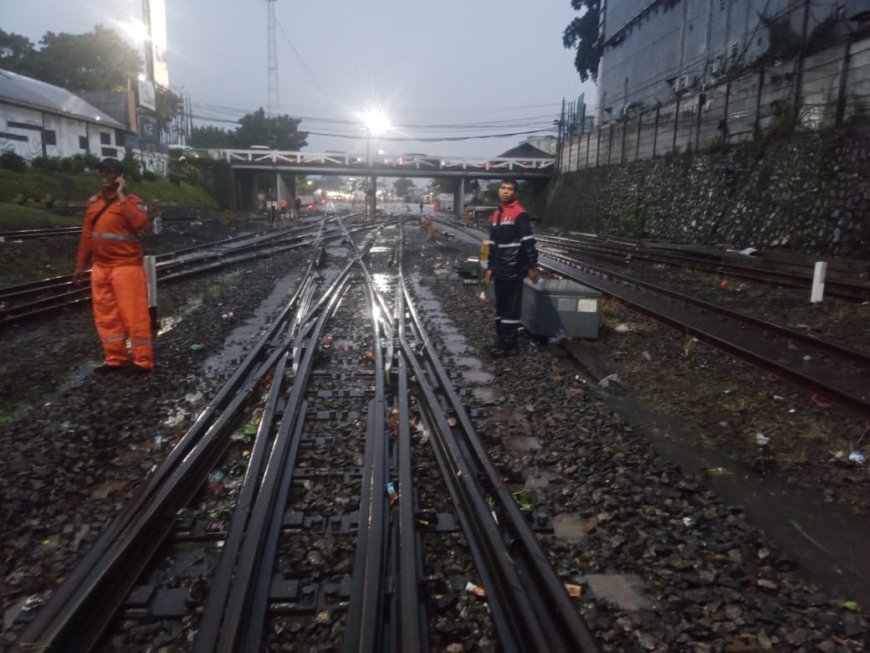 Jalur Kereta Stasiun Bandung Kembali Aman, Perjalanan Lancar Meski Sempat Tergenang