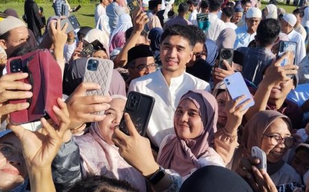 Duta Sheila On 7 Curi Perhatian Usai Salat Idul Fitri 2025, Dikerubungi Jemaah di Ganjuran